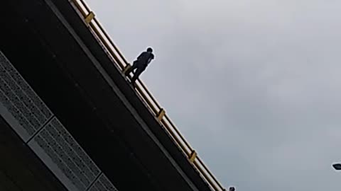 Hombre intenta lanzarse desde un puente en Bucaramanga