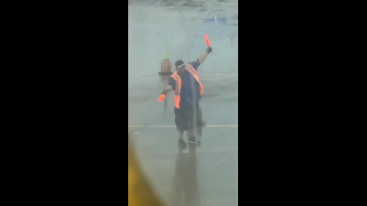 Airport employee wows passengers with epic dance moves during delay