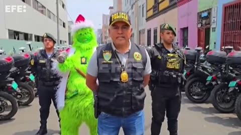 Agente de policía disfrazado del 'Grinch' detiene a comercializadores de drogas en Perú