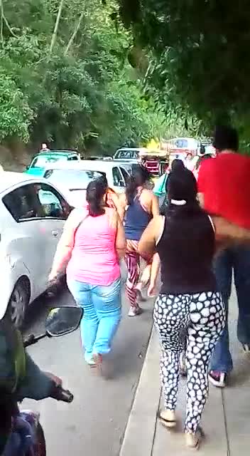 Algunos usuarios de trasporte particular o de taxis, tuvieron que caminar para salir del trancón