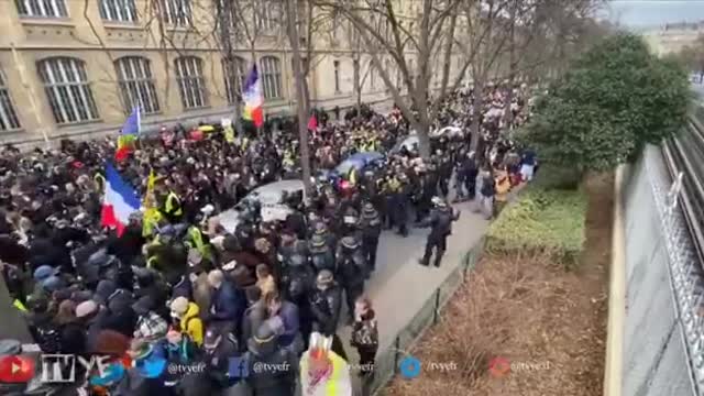 France 🇫🇷 Massive Yellow Vest Demonstrations