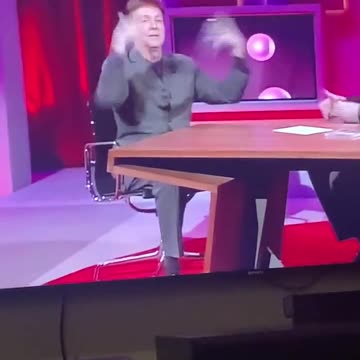 MIRA EL SIMBOLO QUE HACE CON LAS MANOS EL CANTANTE PAUL MAcCARTNEY