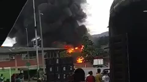 Fuerte explosión en bodegas de Girón