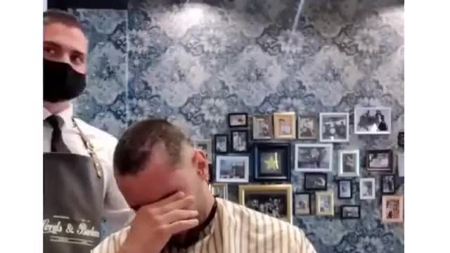 Barber shave off hair for his friend with cancer