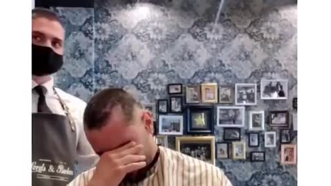 Barber shave off hair for his friend with cancer