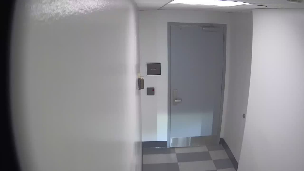 6141RHOBG1G101DStairwayLobbyEntry_2021-01-06_10h40min03s047ms.mp4