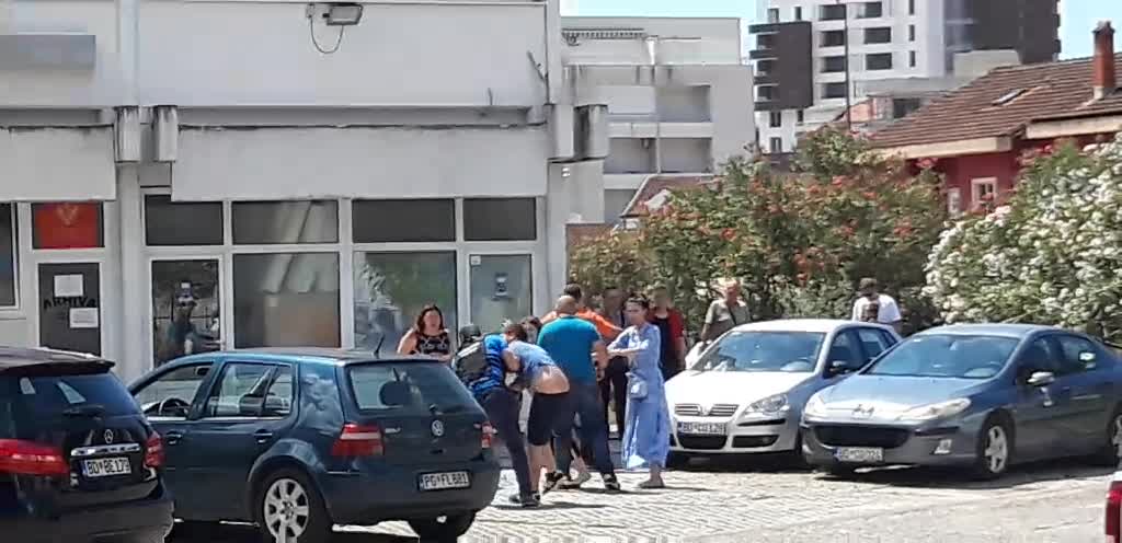 tenzije ispred zgrade Opštine Budva 1