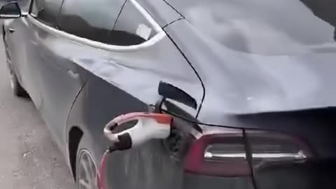 TESLA ricaricata da un gruppo elettrogeno alimentato a gasolio