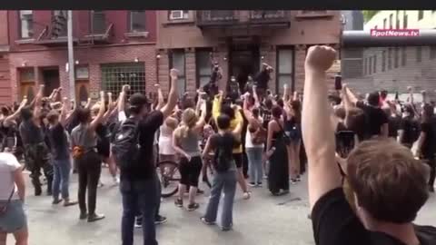 BLM organizer hides behind protestors for hours as NYPD try to arrest him for assaulting an officer