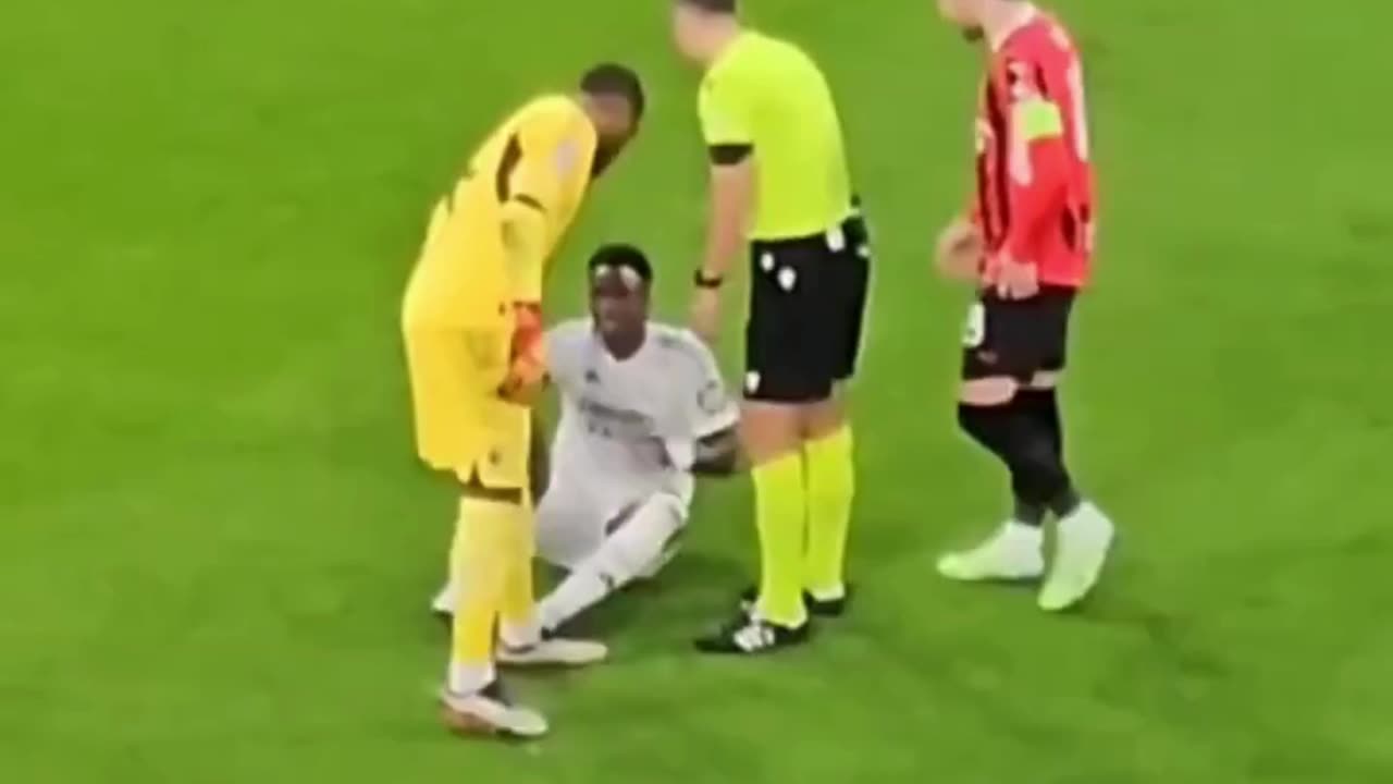 Vinicius jr becomes the first ever footballer to get fouled by a ghost 😳