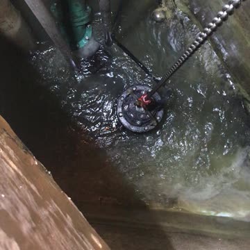 Leaking wet well sewage pump
