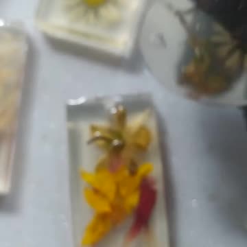 My creation made of jewelry resin, flowers!