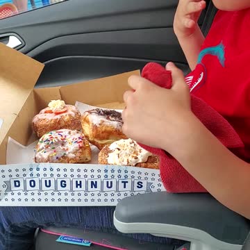 7 year old eats parlor dounuts