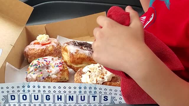 7 year old eats parlor dounuts