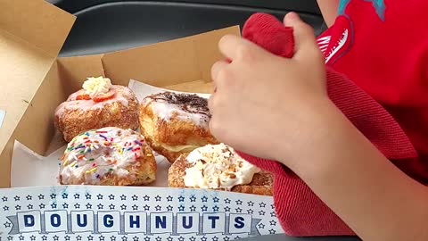 7 year old eats parlor dounuts