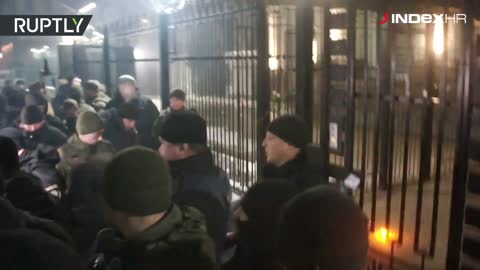 Ukrajinci bacali baklje na rusko veleposlanstvo