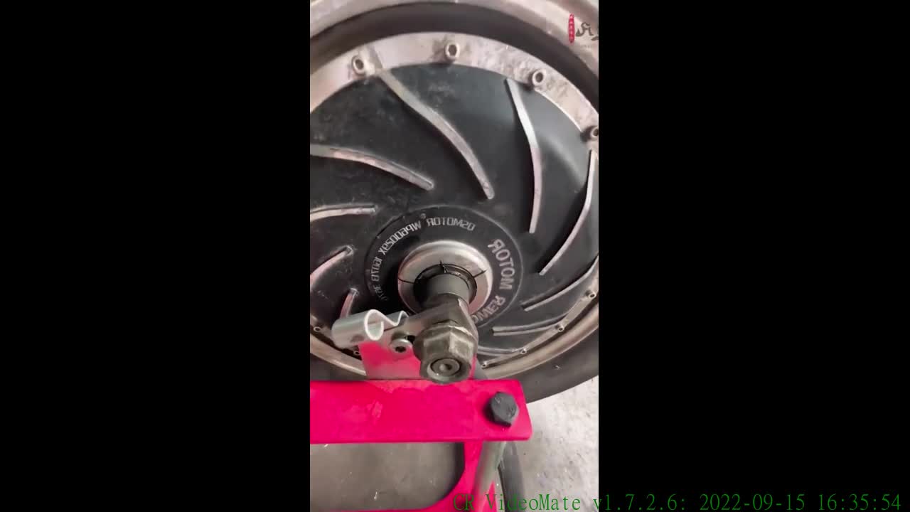 The motor is installed inside the tire to repair the car tire