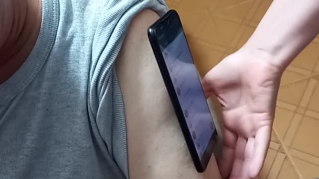 La vacuna covidiana e infernal le inyecta metales al cuerpo
