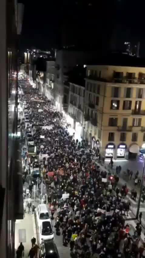 Look at how huge this protest against the health pass in Italy