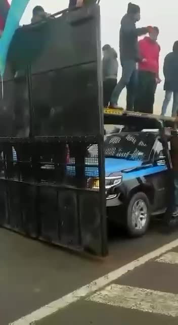 🔴[KAZACHSTAN] POLICJA PRZEMIESZCZA SIĘ RAZEM Z PROTESTUJĄCYMI W CENTRUM MIASTA