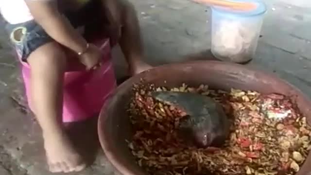 Viral, Funny cute toddlers make traditional Indonesian chili sauce