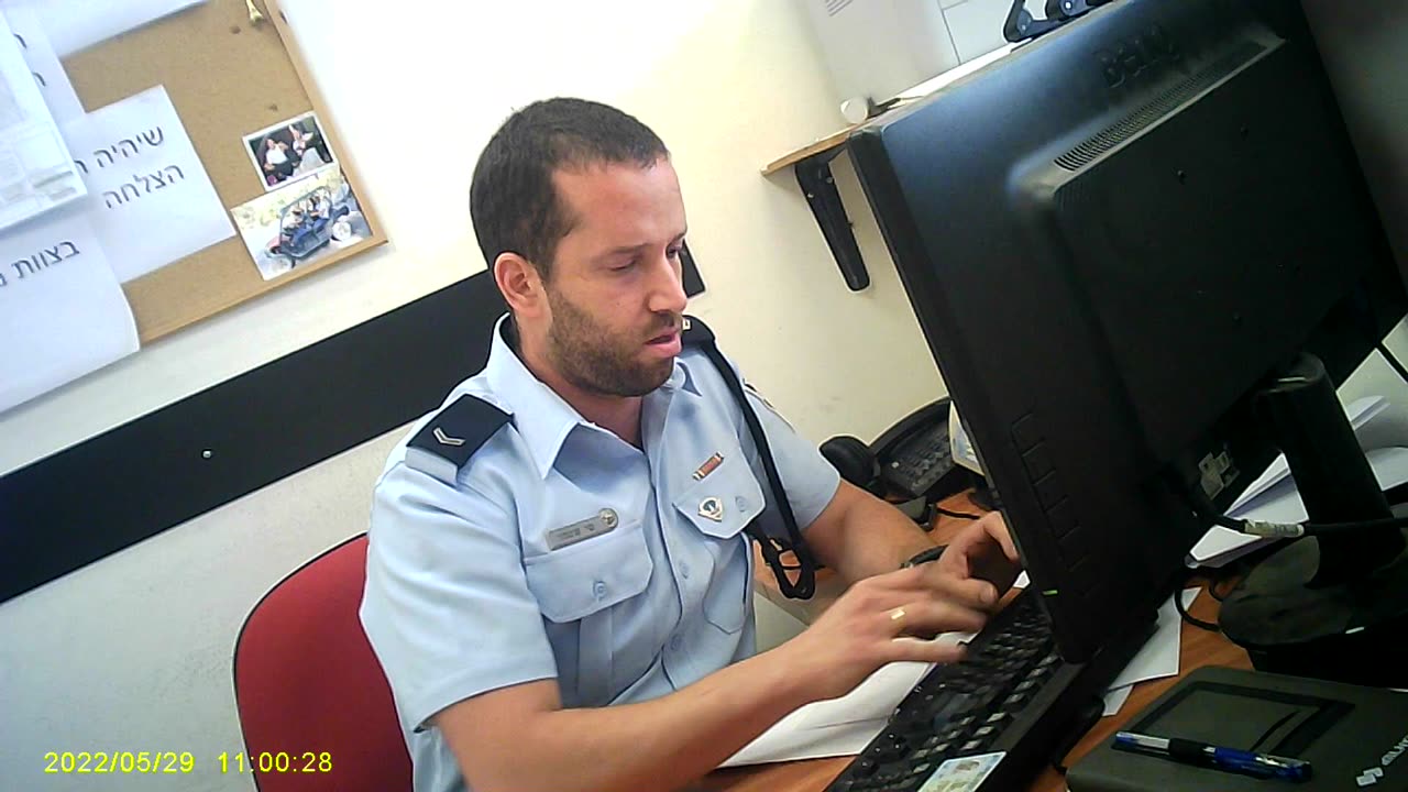 29-5-2022 אמיר מלמד מגיע למשטרת פ"ת לבדיקת סטאטוס תלונה שהגיש ומעוכב לחקירה סתם
