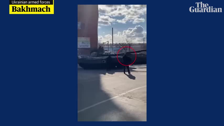 Ukrainian resistance: man tries to push back Russian tank