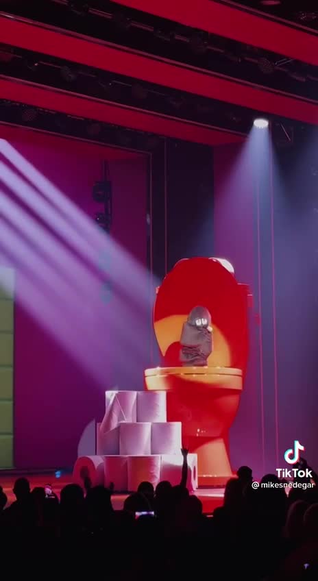 The POOP 💩 sings better than Perry 🤣🤣