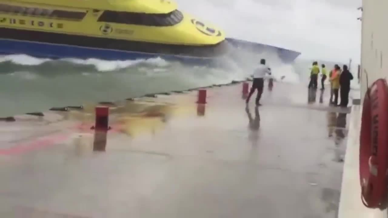 Playa del Carmen - Il traghetto combatte forti venti e onde