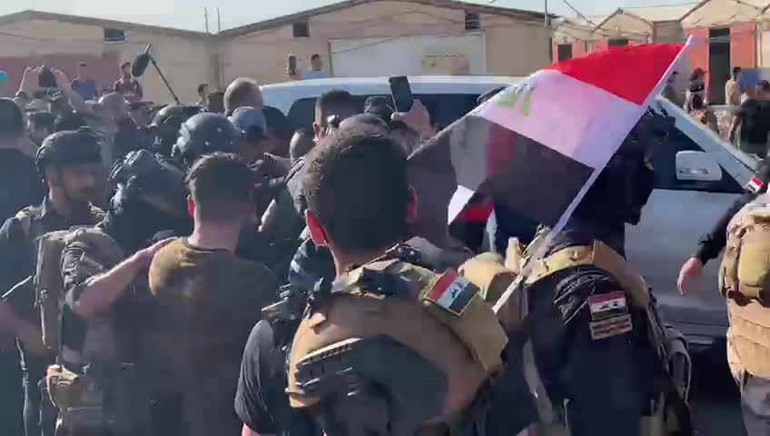 Iraqi Prime Minister Mustafa al-Kazimi, surrounded by guards, arrived in the city of Nasiriyah