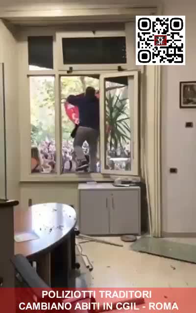 Roma Italia Poliziotti si cambiano abiti nella sede CGIL presa d'assalto