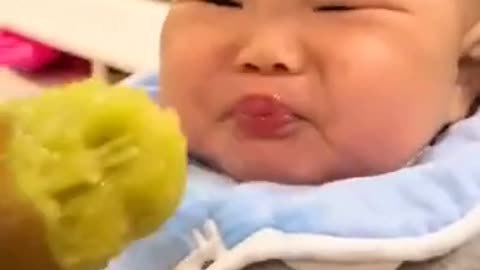 Hilarious reaction !!! Little Baby eats Kiwi #shorts