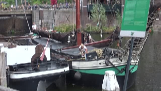 Oud binnenvaart vrachtschip uit 1880 legt aan in Delfshaven.