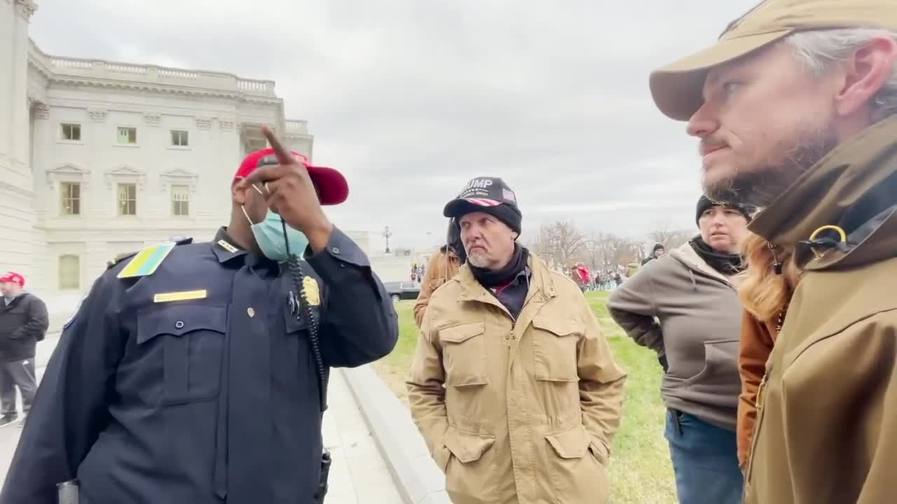 Jan6th Video Shows Oath Keepers Working With Capitol Police To Rescue Riot Police