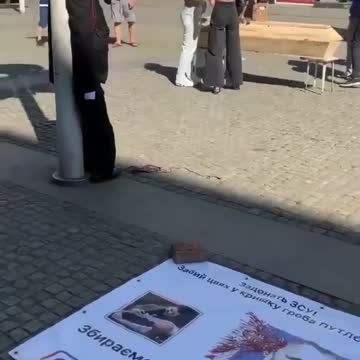 Bláznivá akce Ukrajinců - na ulici nabízejí zatloukání hřebíku do rakve prezidenta Ruska