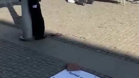 Bláznivá akce Ukrajinců - na ulici nabízejí zatloukání hřebíku do rakve prezidenta Ruska