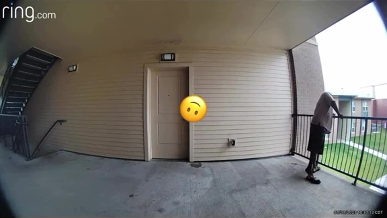 Door bell camera catches thief trying to steal amazon package