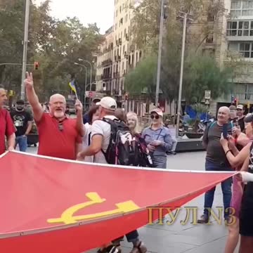 Ukrainian "refugee" harasses communist protesters in Barcelona.