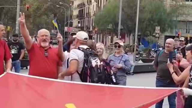 Ukrainian "refugee" harasses communist protesters in Barcelona.