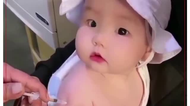 Very cute baby reaction 🤣🤣