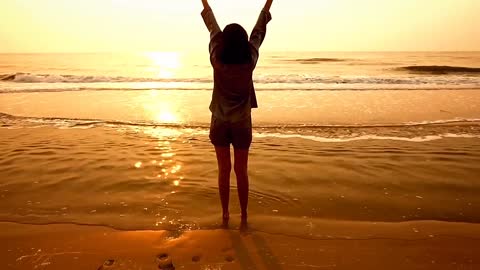 The beautiful woman walking on the beach, the back is beautiful