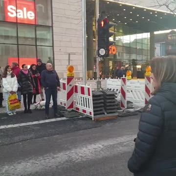 Tutti rispettano il semaforo pedonale anche se non passano auto sulla strada in Germania! DOCUMENTARIO oltre che le macchine si fermano al passaggio pedonale appena ti avvicini per attraversare la strada non come in MERDALIA💩