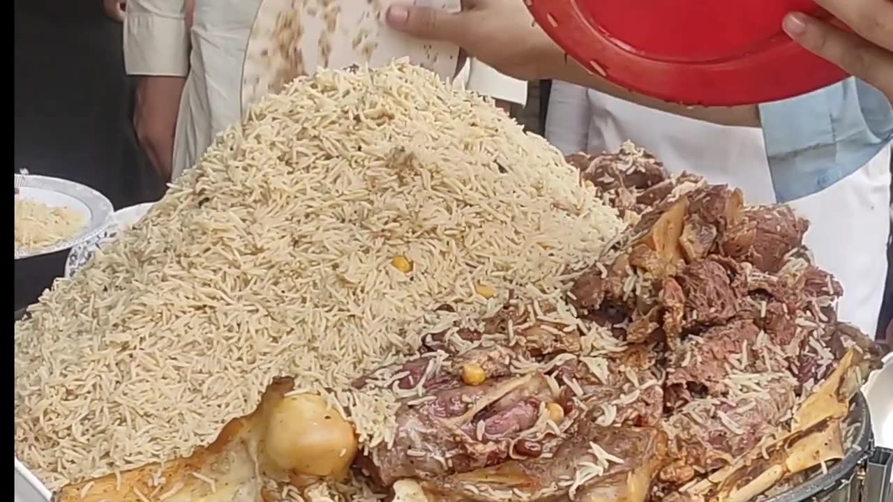 STREET FOOD IN PESHAWAR GOLDEN PULAO AFGHANI BEST FOOD ZIQA CHAWAL FAMOUS MACHLE CHAWAL