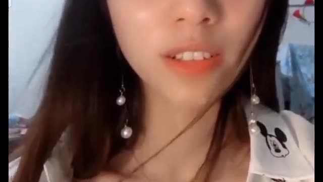 accidentally exposed herself while she was broadcasting a live video8