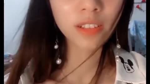 accidentally exposed herself while she was broadcasting a live video8