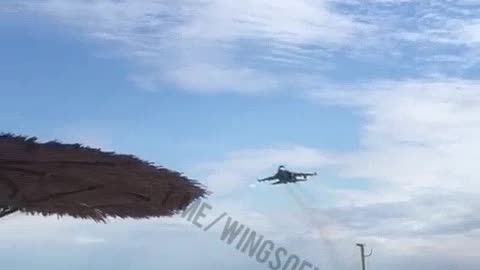 Su-34 ruských leteckých sil letící na Ukrajinu nad hlavami rekreantů na pláži v Krasnodarském kraji