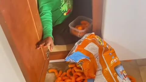 She was caught orange-handed😭🤣