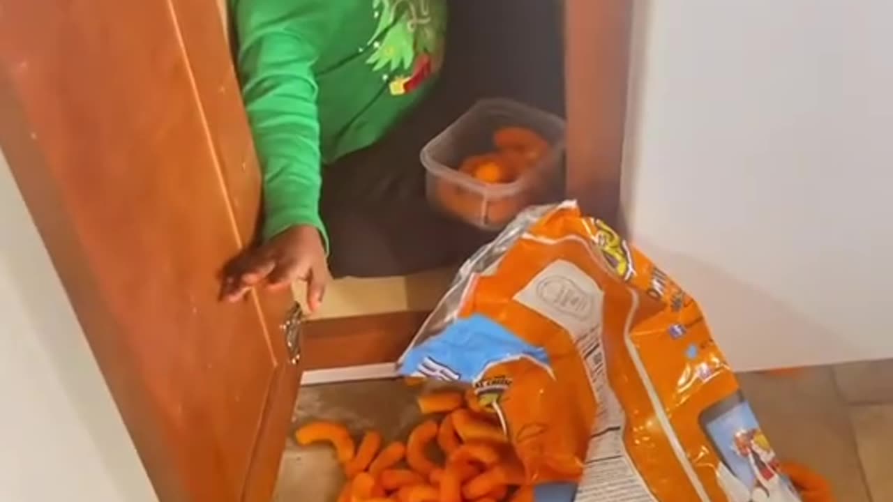 She was caught orange-handed😭🤣