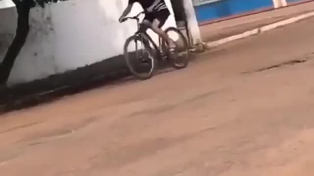 VERY FUNNY BIKE CRASH