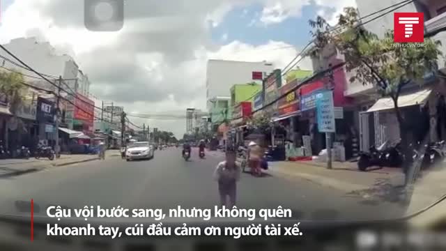 Cậu bé khoanh tay - Cảnh này sẽ không xảy ra ở Nhật